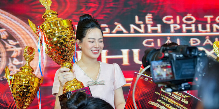 Lyly tỏa sáng rực rỡ với danh hiệu quán quân hạng mục phun hồng nhũ hoa tại Giải đấu phun xăm mở rộng hướng về nguồn cội 2023 