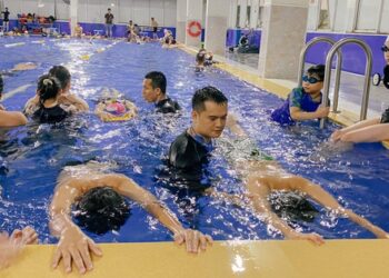 Anh chàng ở Hà Nội cuối tuần dạy bơi 9-10 ca, thu nhập 3 tháng hè bằng cả năm cộng lại