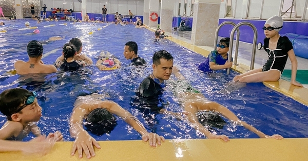 Anh chàng ở Hà Nội cuối tuần dạy bơi 9-10 ca, thu nhập 3 tháng hè bằng cả năm cộng lại 1 Anh chàng ở Hà Nội cuối tuần dạy bơi 9-10 ca, thu nhập 3 tháng hè bằng cả năm cộng lại