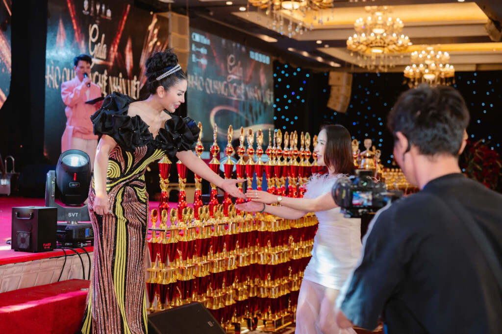 chuyen gia trinh luyen doat giai tai nang phun may tren nguoi that tai le gio to nganh phun xam tham my va giai dau phun xam mo rong huong ve nguon coi mua 4 3